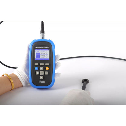 QIUSUO 3 Axis Tesla Meter Handheld Triaxial Tesla Teter with Range 2 mT～3000 mT Measuring XYZ Component Vector Synthetic Value Accuracy 0.5% Switching AC or DC Mode for Measuring the Magnetic Density value of DC or AC Triaxial Magetic Field
